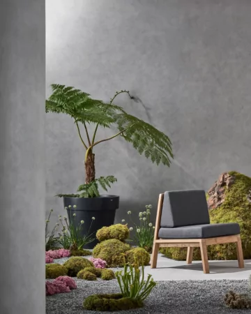 Blinde Design Classic Pot styles a private residential patio, delivering modern outdoor furniture elegance.