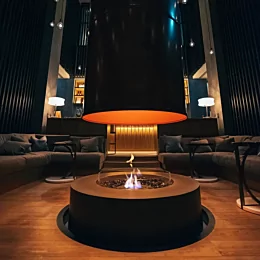 「TWIN LINE HOTEL」様にEcoSmart Fireをご採用頂きました。 
エコスマートファイヤーの炎は、ラウンジにて団欒の空間...